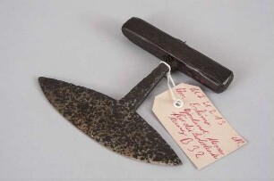 Frauenmesser "Ulu" aus Eisen und Holz für Lederbearbeitung