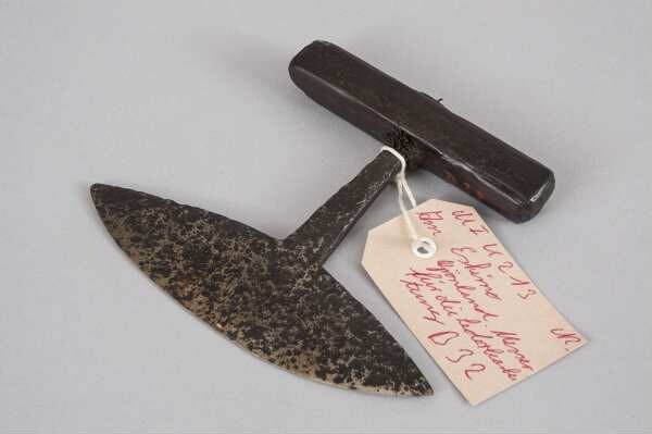 Women's knife "Ulu" made of iron and wood for leatherworking