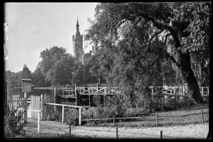 Schwerin. Anlegestelle am See. Blick zum Schloss