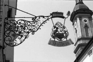 Traunstein: Gasthausschild, Hollbräu und Turm der Pfarrkirche St. Oswald