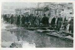 Passanten in der Berliner Oranienstrasse nach dem Luftangriff im Februar 1945