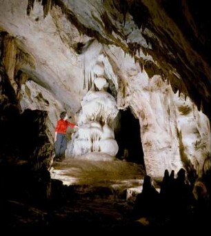 Höhle Magura, Besucherin vor einer Karstformation : Rabischa (Bulgarien). Höhle Magura, Besucherin vor einer Karstformation