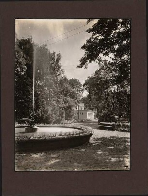 Fotoalbum: Deutsche Gartenbau- und Schlesische Gewerbe-Ausstellung (GUGALI), Liegnitz: Brunnen vor einem Ausstellungspavillon
