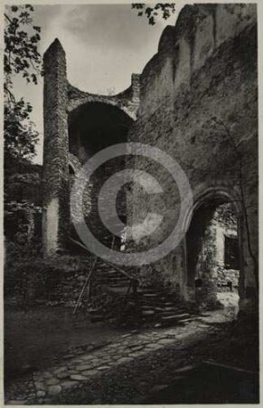 Tor des inneren Burghofs Kynast mit Hungerturm