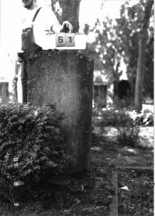 Grabstein 51 (Index: 100102143) Material: Kalkstein Zustand: verwittert Maße HxBxT: 112x52x15 cm Beschreibung: Stele, Sockel, Segmentbogenabschluß Symbolik: Davidstern: Grabstein 51