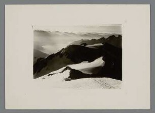 Österreich. Kärnten/ Osttirol. Blick vom Großglockner (3.798 m.ü.A.), dem höchsten Berg Österreichs, nach Norden. Morgennebel
