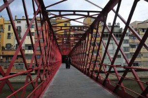 Girona - Fußgängerbrücke über den Onyar : Die Fußgängerbrücke "Pont de les Peixateries Velles" ist 1877 von Gustave Eiffel konstruiert worden. Aufgenommen am 16. April 2012 in der Altstadt von Girona