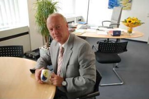 Landrat Rolf Menzel mit Tasse