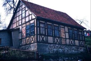 Haus mit vielen Fenstern, ehemalige Werkstatt (?)
