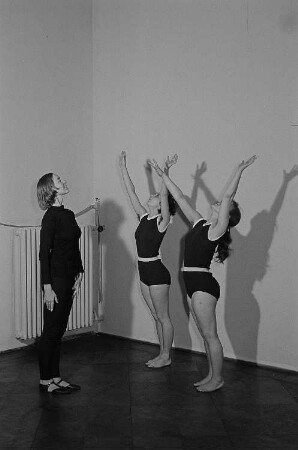 Studentinnen Christel Niemann und Helga Pankoke an der Leipziger Theaterhochschule bei gymnastischen Übungen