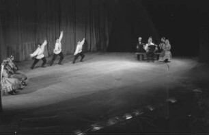 Moissejew-Ensemble im Admiralspalast : Auftritt einer Volkstanzgruppe