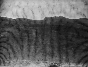 Landschaft : Verschwommerner Blick auf eine Landschaft, im Hintergrund Berge.