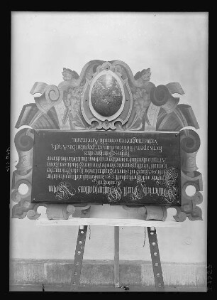 Inschrifttafel unter dem Bildnis Hilderichs