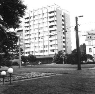 Cottbus-Mitte, Berliner Platz 1. Punkthochhaus (um 1970). Ansicht von Nordost