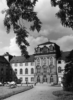 Kleinheubach. Fürstlich-Löwensteinsches Schloss (1723-1732; L. R de la Fosse, J. Dientzenhofer, J. J. Rischer). Teilansicht der Gartenfassade