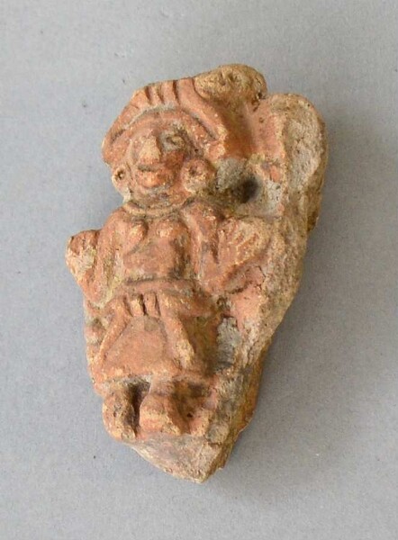 Figurine en argile (fragment de récipient)