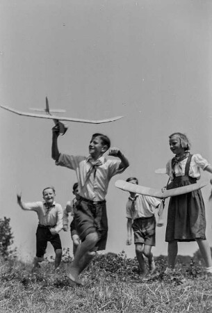 Segelflieger (Pauschwitz??) : Kinder spielen mit Segelflugzeugen