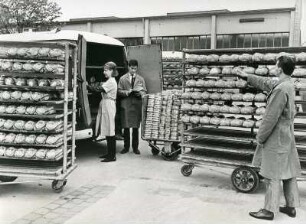 Mühlheim/Ruhr. In der Großbäckerei "Vitana". Ein Auslieferungsfahrzeug wird mit Brot beladen