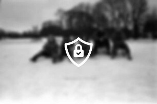 Schlosspark: fünf Mädchen auf Schlitten: hinten rechts Gottesbuden und Häuser: Bäume: Schnee: Winter: 20. Februar 1996