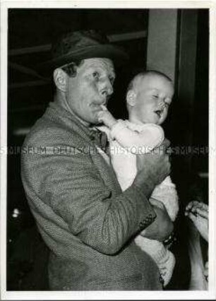 Der Schauspieler Danny Kaye mit einem Säugling