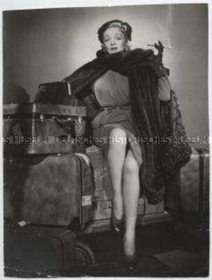 Marlene Dietrich in "Die Reise ins Ungewisse"