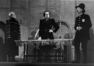 Hamburg. Deutsches Schauspielhaus. Die Schauspieler Dr. Gerhard Bünte (1899-1966), Will Quadflieg (1914-2003)und Willi Grill (1882-1956) in dem Stück "Zweierlei Maß".