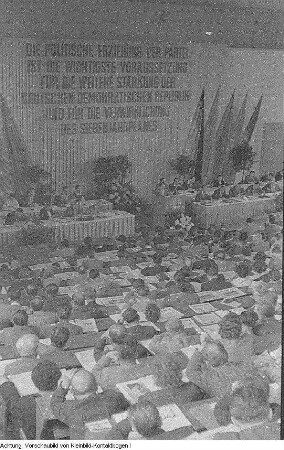 Verschiedene Veranstaltungen der Sozialistischen Einheitspartei Deutschlands (SED), versschiedene Konferenzen, darunter: Bezirksdelegiertenkonferenz mit Otto Grotewohl, Stadtdelegiertenkonferenz, Aktivtagung der Landwirtschaft, Veteranenzusammnkunft der Bezirksleitung, Kulturkonferenz des Bezirkstages, Neuererkonferenz der Parteisekretäre, u.a., Besuch Walter Münchenhagens im VEB Kamera- und Kinowerk Dresden, Kandidat Günther Frenzel mit Arbeiter Otto Schreiter, Kandidaten des VEB Flugzeugwerk Dresden, u.a., April 1960 - Februar 1961