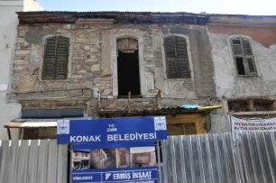 Izmir - Haussanierung : Eine Hausruine soll rekonstruiert werden. Aufgenommen am 29. Juni 2010 in Izmir