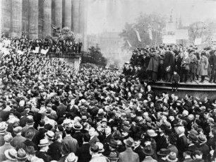 Demonstration m Berliner Schlo§, Repro : Eine Demonstration am Berliner Schloß im Jahr 1918. Reproduktion