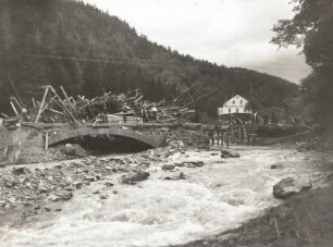 Katastrophenhochwasser im Osterzgebirge am 8. Juli 1927. Müglitztal. Bärenhecke. Holzbarre an zerstörter Brücke oberhalb des Bahnhofes