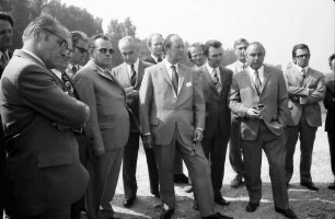 Kappel: Ministerpräsident Dr. Filbinger besichtigt Taubergießen; Gruppe bei Kartenbesprechung