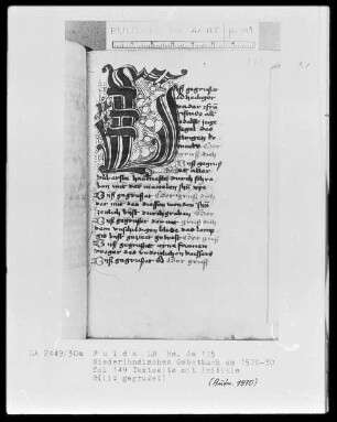 Niederdeutsches Gebetbuch mit teils eingeklebten, teils eingeprägten Kupferstichen — Initiale B (iiß gegrußet), Folio 149 recto