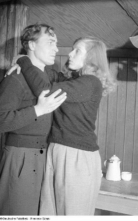Szenen aus der Tragödie "Anna Christie" von Eugene O'Neill am Jürgen-Fehling-Theater in Berlin-Zehlendorf : Szene mit Lu Säuberlich in der Hauptrolle (rechts)