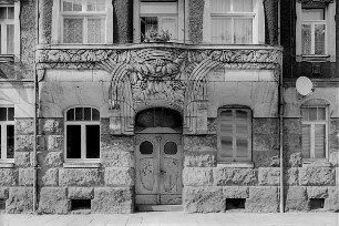 Dresden-Neustadt, Katharinenstraße 3. Wohnhaus (1903-1904; F. W. Hertzsch). Fenster (Erdgeschoß) und Haustür
