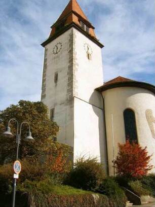 Ansicht von Südosten mit Kirchturm (Gotische Gründung - Schlitzscharten) sowie Chor (Langhaus und Chor 1820 auf Vorgänger neu erbaut-im 20 Jh überarbeitet)