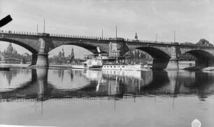 Dresden. Personen-Seitenraddampfer "Pillnitz" (1886, Blasewitz) in Fahrt stromauf nach Passieren der Albertbrücke