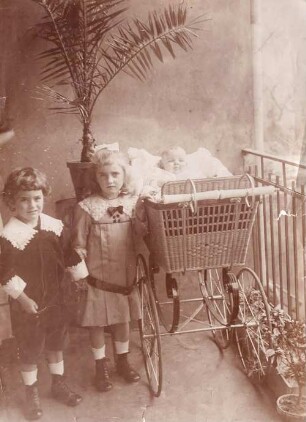 Kinder mit Kinderwagen