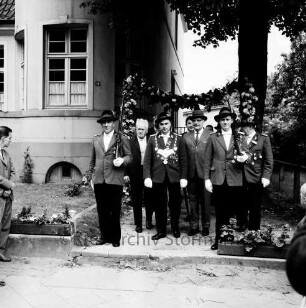 Schützenfest: Veranstalter Ahrensburger Schützengilde: Große Straße: vor dem Stadthaus: Schützenkönig Günther Paulsen, stellvertretender Bürgervorsteher Heinz Beusen, Stadtrat Karl Svensen