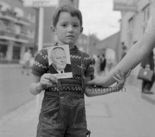 Hagenstrasse: kleiner Junge mit Ludwig-Erhard-Autogrammkarte