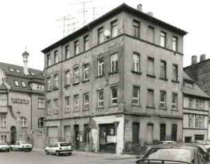 Halle (Saale), Universitätsring 22. Wohnhaus mit Läden (1851/1900). Eckansicht mit Fassade Unterberg
