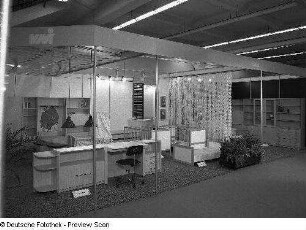 Ausstellungskoje des VEB Möbelkombinat Dessau mit Möbeln aus dem S-Programm