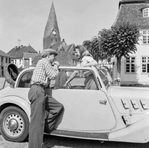 Borgward Hansa 1100 Cabriolet mit Elisabeth Gremmler und einem Freund vor der Stadtkirche Neubukow
