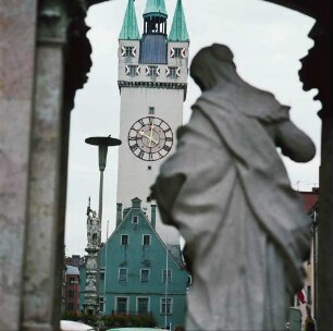 Straubing. Blick über einen Brunnen zum Stadtturm (1316-1393)