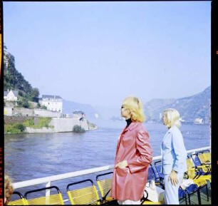 Strecke Boppard - Rüdesheim: M.S. Prinses Margriet, zwei Mädchen