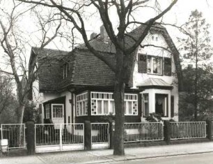 Dresden-Trachau, Wilder-Mann-Straße 42. Villa. Straßenansicht mit Einfriedung