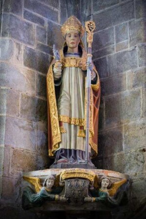 Frankreich. Bretagne. Finistere. Locronan. Eglise Saint Ronan. 15 Jahrhundert. Statue Saint Ronan. Granit. 1480