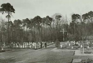 Dresden-Tolkewitz, Wehlener Straße. Johannisfriedhof. Grabsteine (um 1940) und großes Holzkreuz