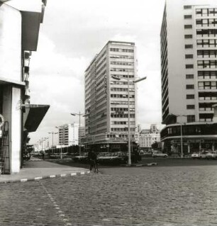 Casablanca, Marokko. Straßenbild mit modernen Wohn- und Verwaltungsbauten