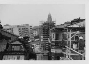 Blick über die Dächer der Kunstakademie auf den Neumarkt mit der eingerüsteten Ruine der Frauenkirche, im Hintergrund der Rathausturm