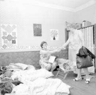 Frauen in Cottbus: Ablösung der Erzieherin im Kinderhort zur Mittagsruhe